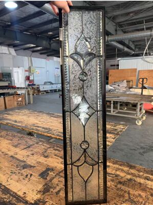 Настраиваемая вставка для дверного стекла, разработанная для различных стилей дверей, обеспечивающая элегантность и улучшенную видимость